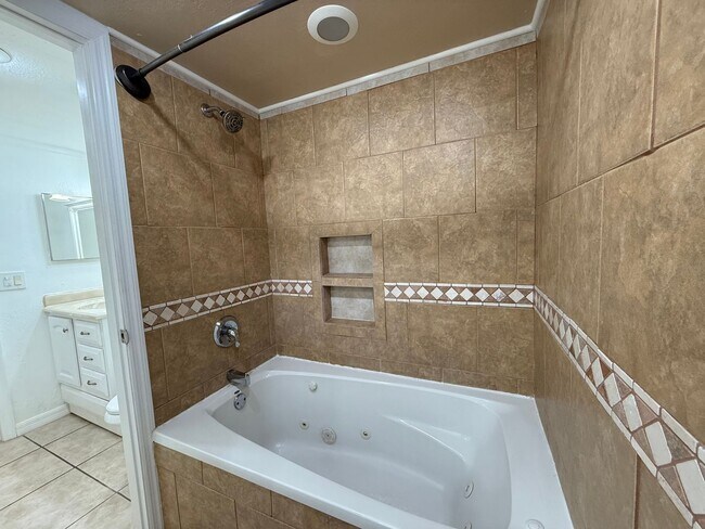 Building Photo - Spacious 2 bedroom 2 bathroom condo in gated community