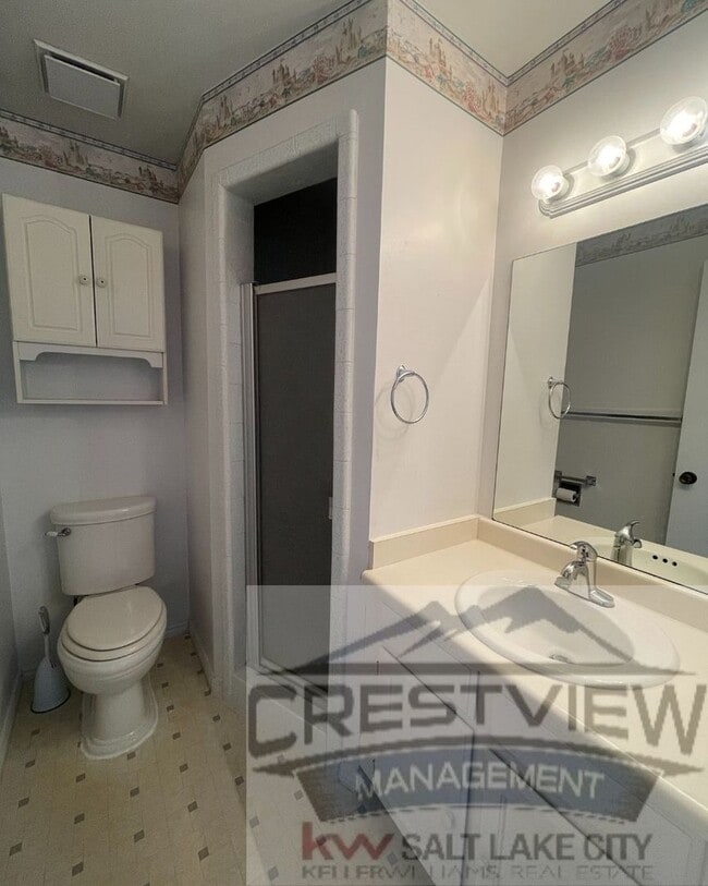 Building Photo - Charming East Sandy Home in a Prime Location