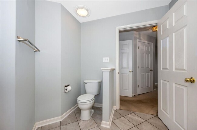 Building Photo - 2501 Hemingway Dr
