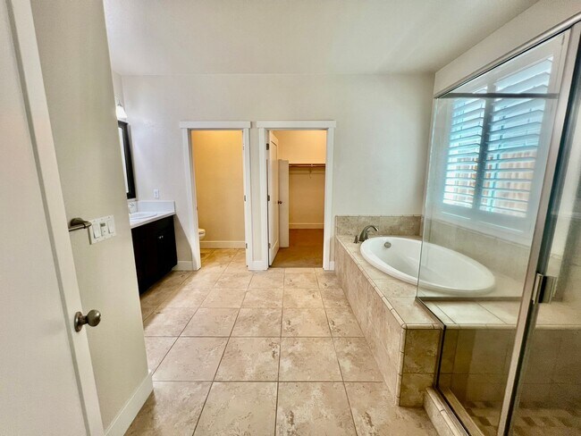Building Photo - Application Pending! Lovely 4 bedroom 2.5 ...