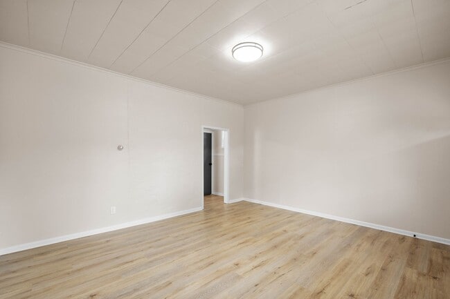 Building Photo - Stunning 2 Bedroom home in McKees Rocks available July 1!