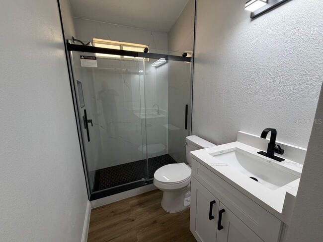 Building Photo - 9743 Hollyhill Dr