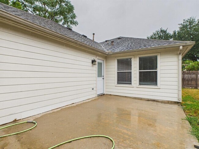 Building Photo - 136 Winter St