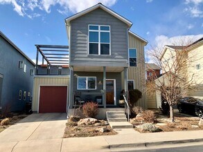 Building Photo - Stunning 3 bed, 3 bath in Holiday Neighborhood! Available July 5th!
