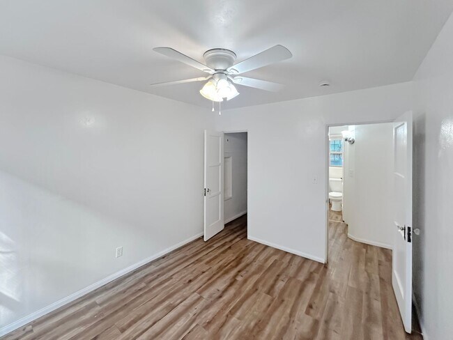 Building Photo - Renovated 1B/1BA w/ Walk-In Closet & On-Si...