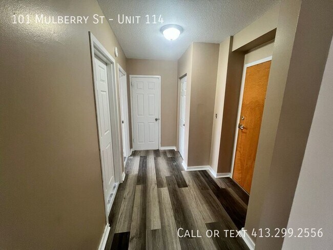 Building Photo - Updated Two Bedroom Condo On Springfield's...