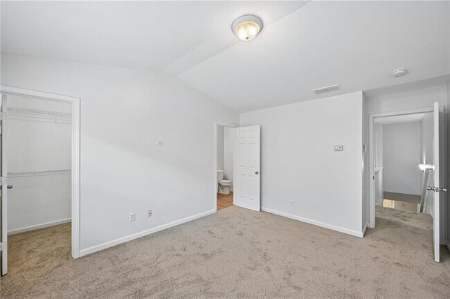 Building Photo - 725 Crestwell Cir