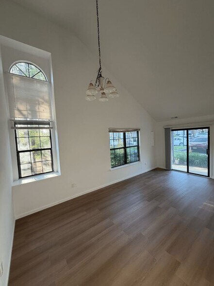 Building Photo - 2807 Hawthorn Ct
