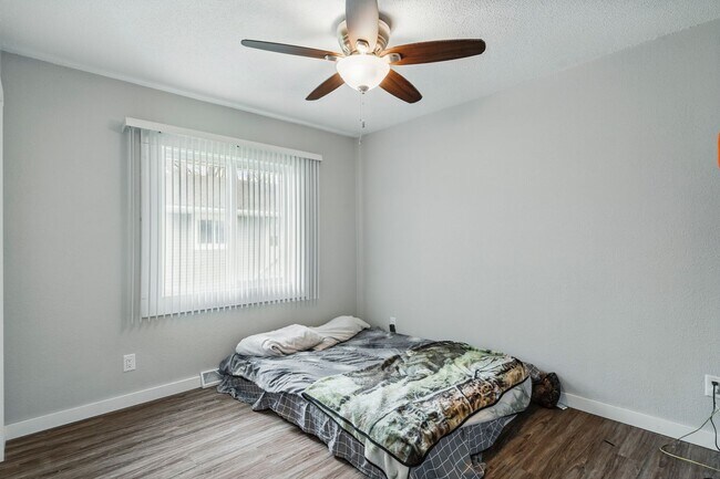 Building Photo - 927-933 Park Ave W