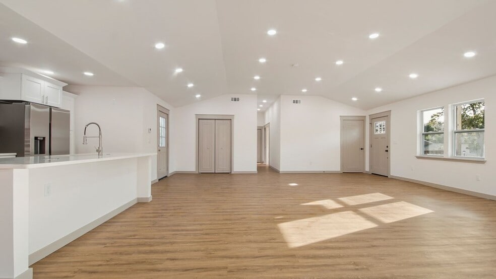Building Photo - 112 N Gayle Ave