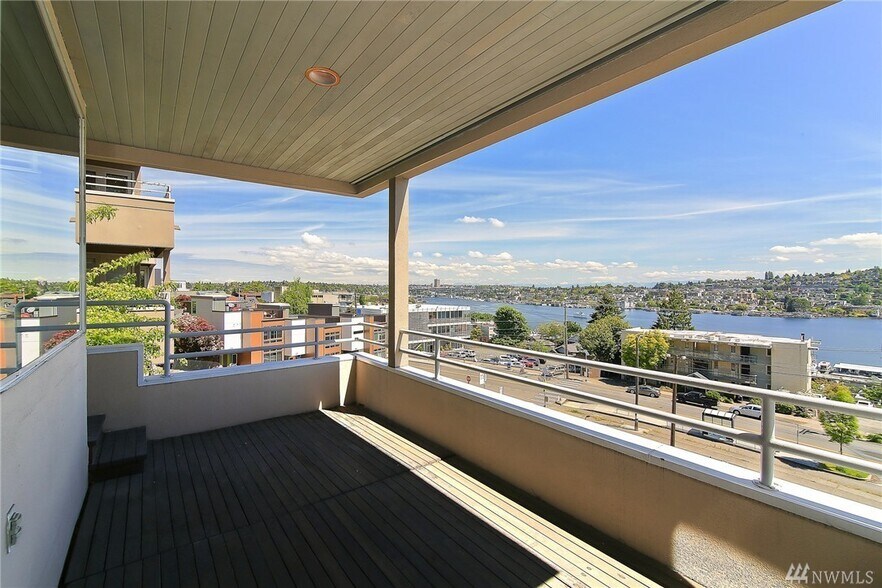 Deck - 1740 Aurora Ave N
