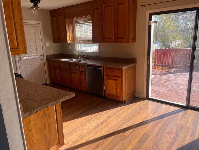 Building Photo - 4 Bedroom House