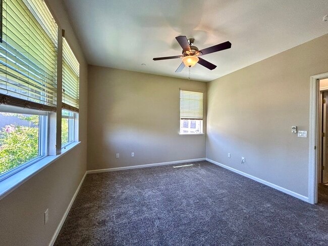 Building Photo - Beautiful 3 Bedroom Tri Level Townhome in ...