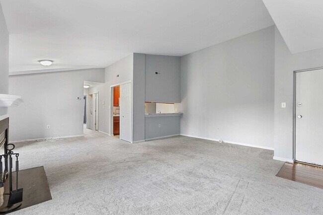 Building Photo - Charming Top Floor Condo with Pool View!!