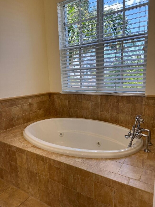 Building Photo - 304 W Mallory Cir