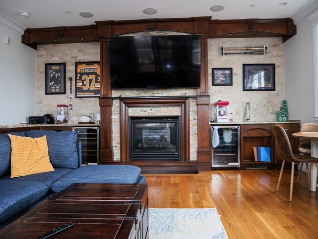 Building Photo - 161 Tudor St