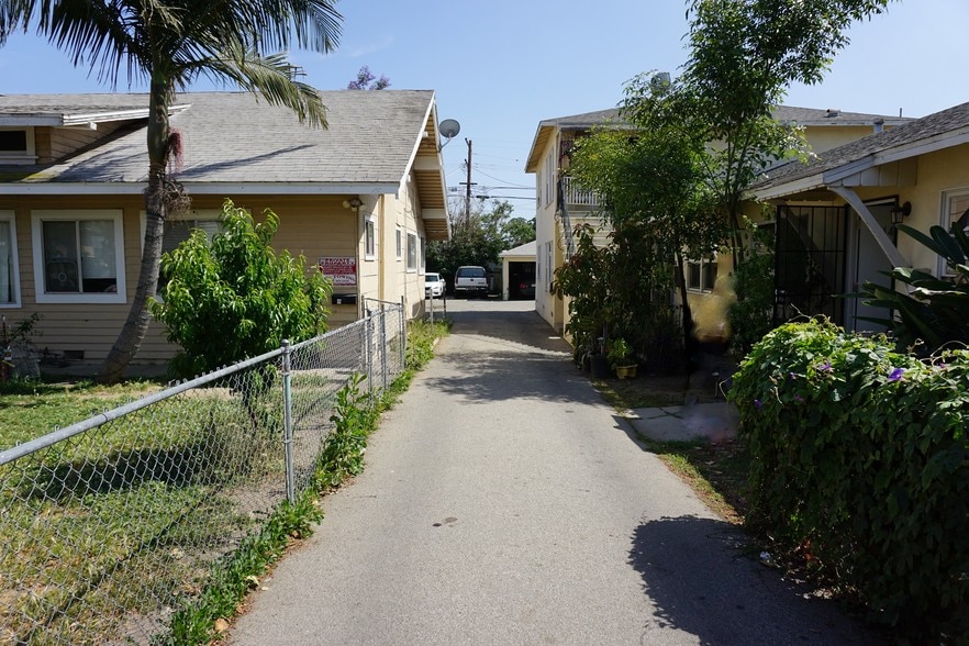 Building Photo - 14122 Delano St