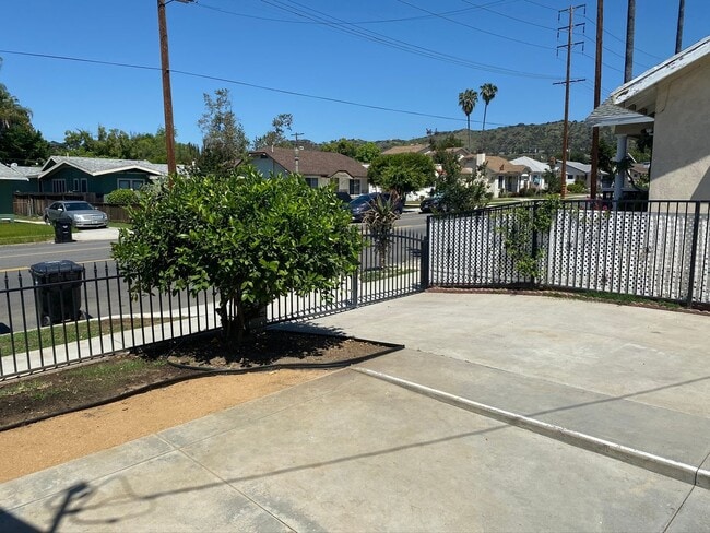 Building Photo - COMING SOON! Spacious 2 Bedroom 1 Bath House in Eagle Rock