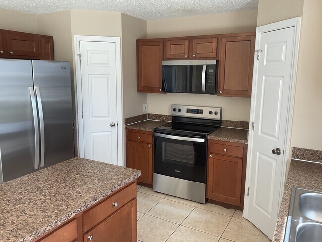 Building Photo - 16000 Wilkinson Dr