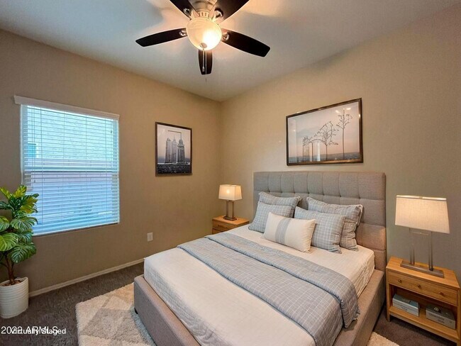 Building Photo - 2656 E Gillcrest Rd