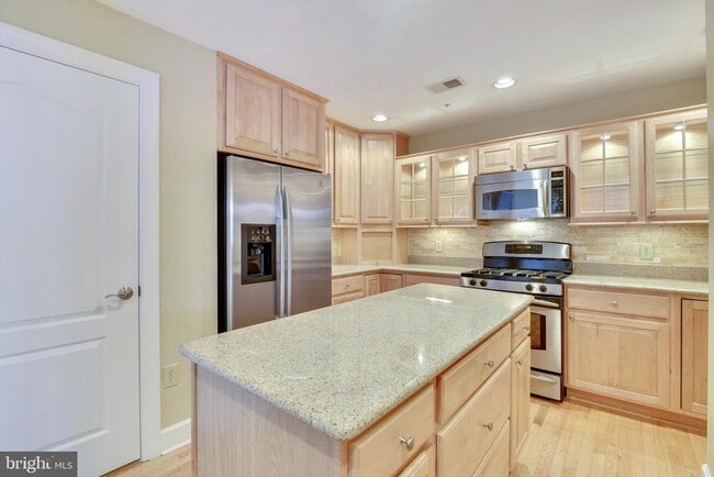 Building Photo - 502 W Broad St