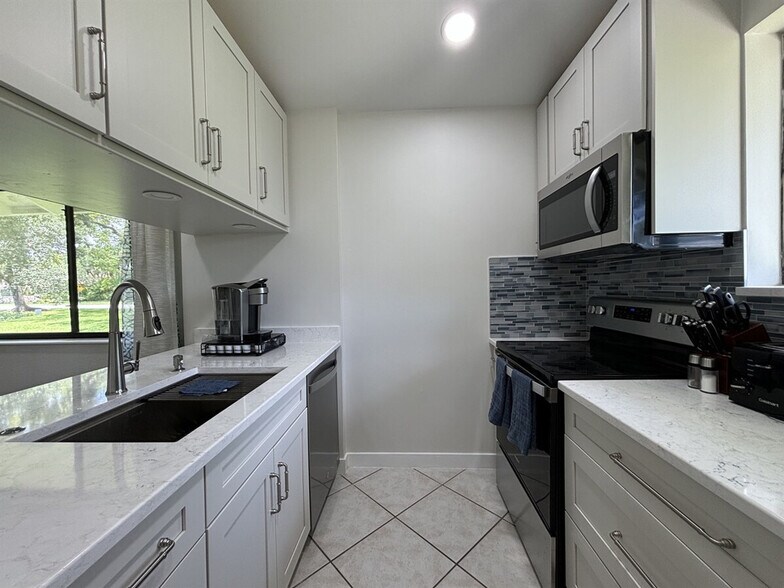Building Photo - 216 Club Dr
