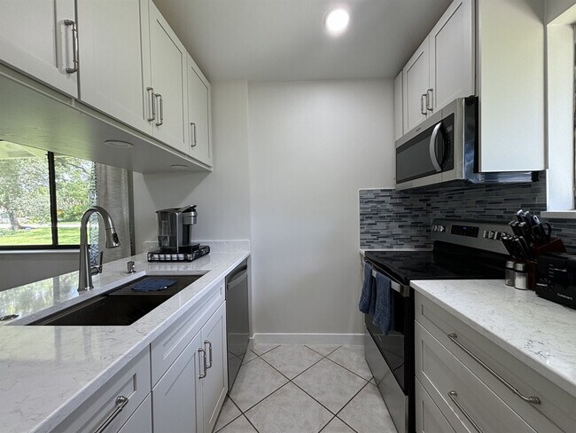 Building Photo - 216 Club Dr