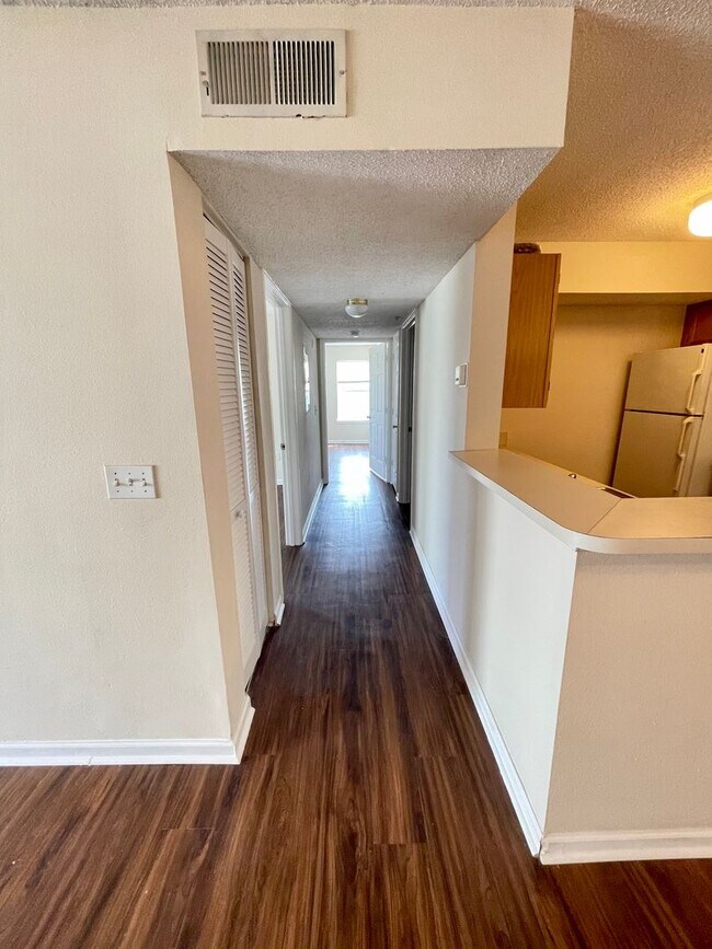 Building Photo - Cozy 2B/2B Unfurnished Condo near Beach in the Heart of Destin!