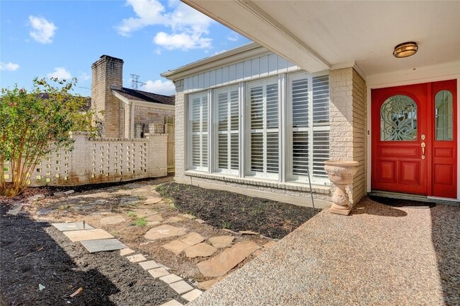 Building Photo - 15 Bendwood Dr