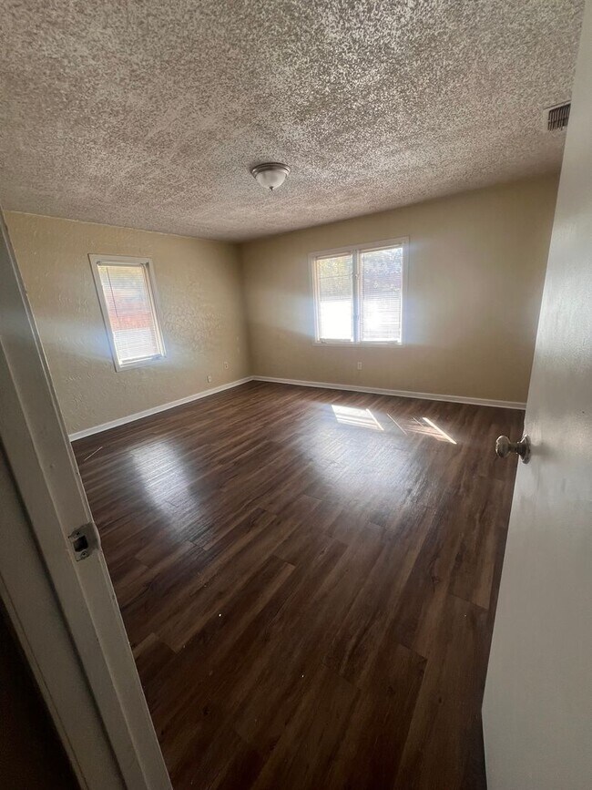 Building Photo - BACK ON THE MARKET!!!  Large Ranch Style Rambler home in Ridgewood