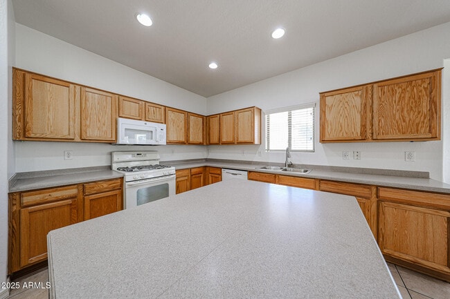 Building Photo - 17435 W Saguaro Ln