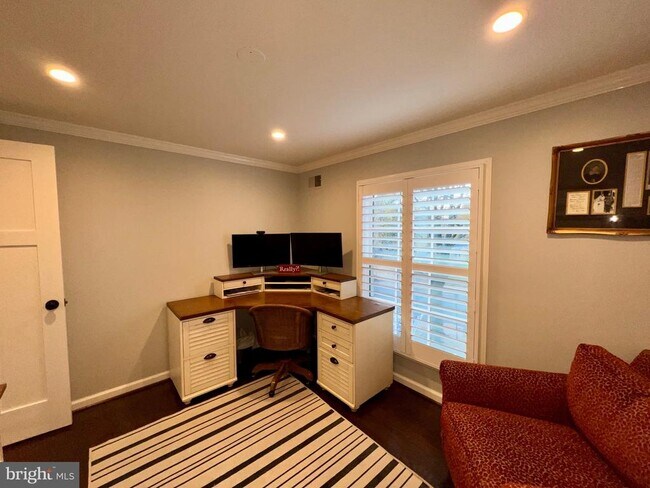 Building Photo - 909 St Stephens Rd