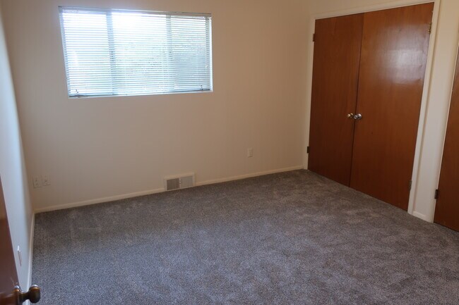 Building Photo - 121 N Miller St