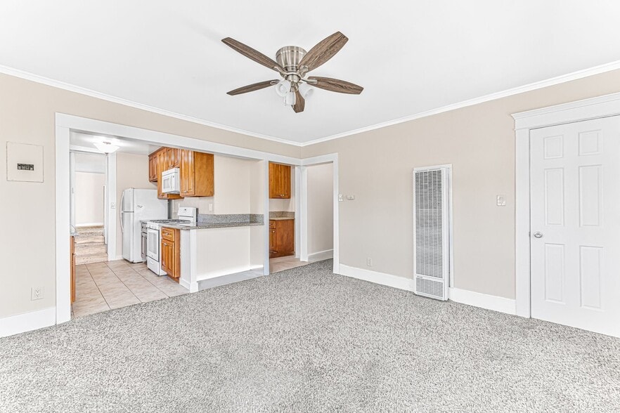 Building Photo - 1460 Gaviota Ave