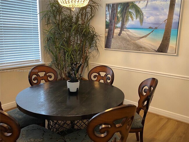 Building Photo - 352 King Fisher Dr