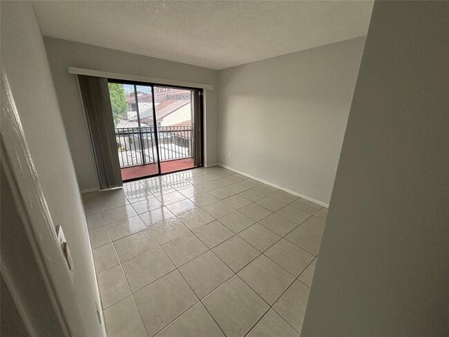 Building Photo - 6837 SW 39th Dr