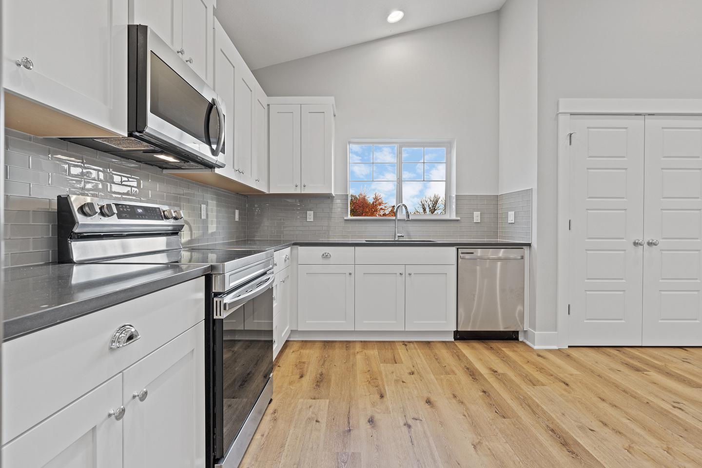 Building Photo - Modern Hillsboro apartment 2 blocks from O...