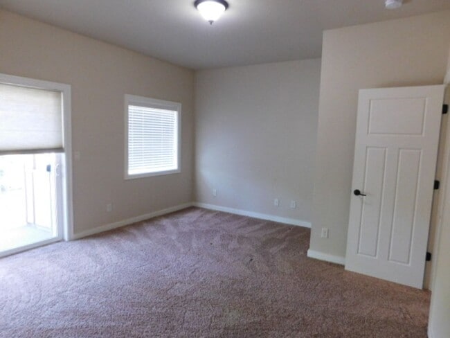 Building Photo - 3Bd/2.5Ba Two Story Townhouse - Available ...