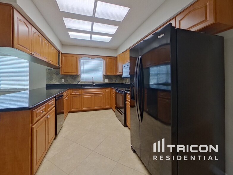 Building Photo - 6050 Fall River Dr