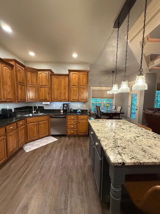 Building Photo - Pre-leasing for September - 5BR with all of the extras!