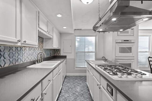 Building Photo - 611 Church St