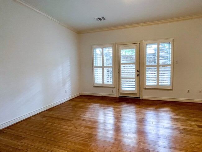 Building Photo - 1329 Hyde Park Blvd