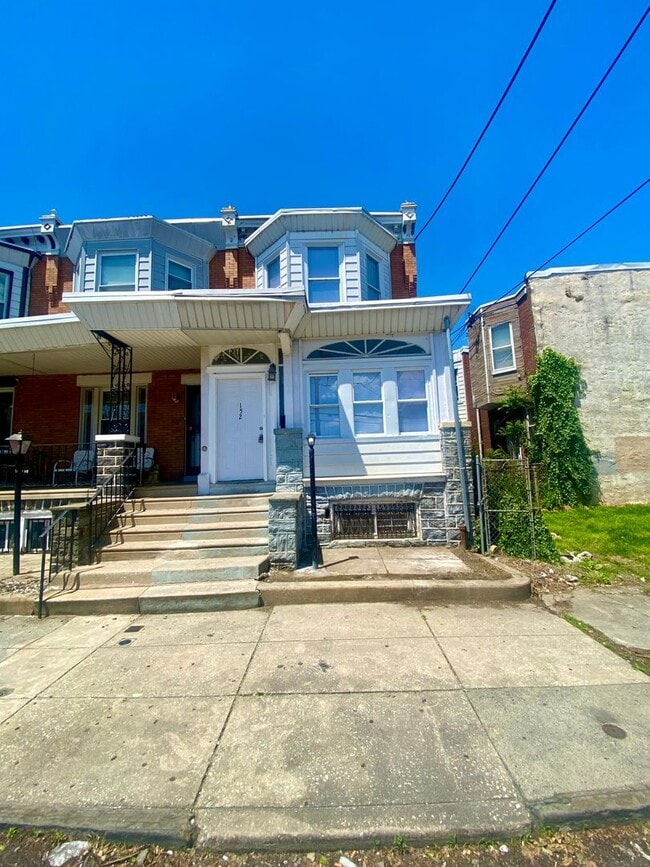 Building Photo - Newly Renovated 4BED 1.5BTH / Stainless Steel Appliances & Washer/Dryer Hookup!
