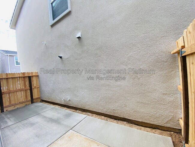 Building Photo - 2752 E Tamarind Dr