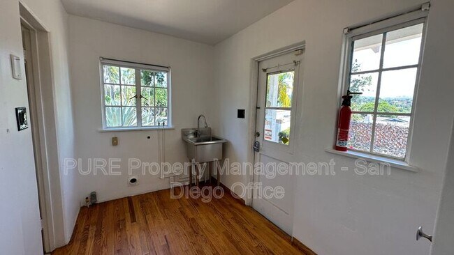 Building Photo - 2108 Alta Vista Dr