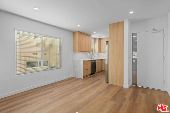Building Photo - 2447 Beachwood Dr
