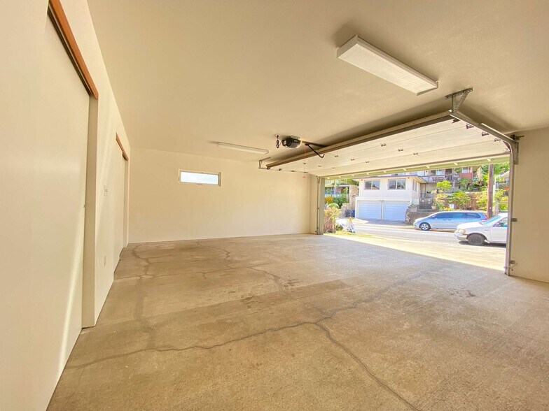 Building Photo - 1136 Makaala St