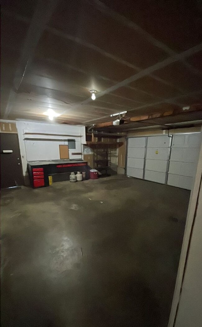 Building Photo - Preleasing Now! Split-level 4 Bedroom + 3 ...