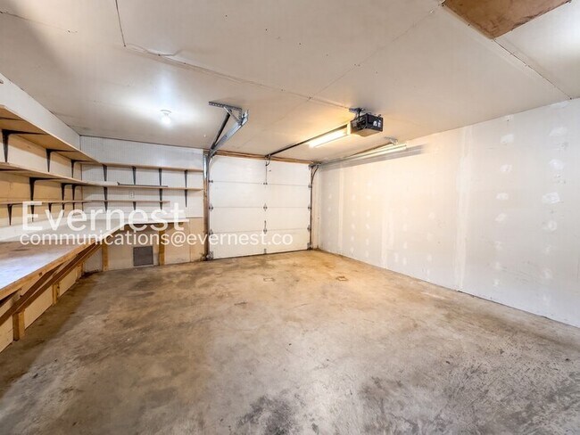Building Photo - 3 Bed, 2 Bath Home with Garage / Available Soon!