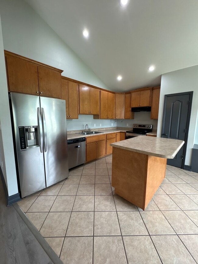 Building Photo - 3-Bedroom Available Now!